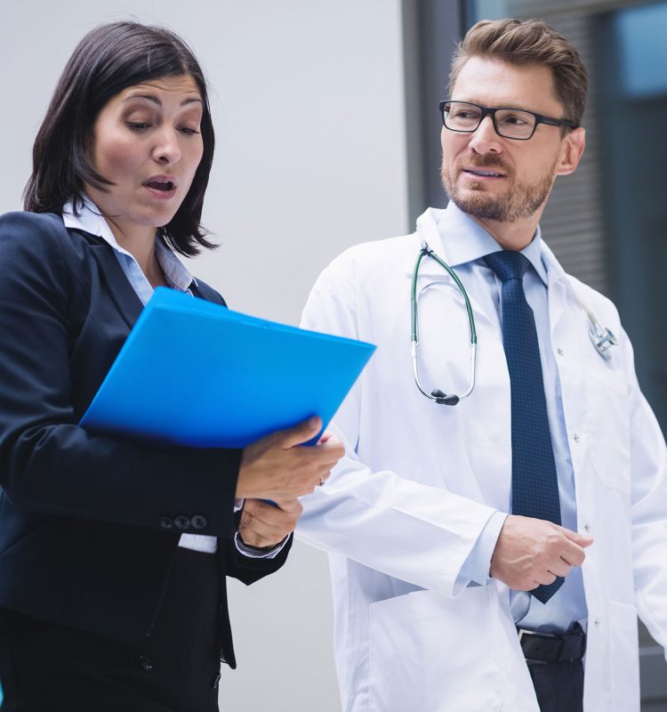 Cumple con normativas de seguridad en salud con certificación ISO 9001 y 15189